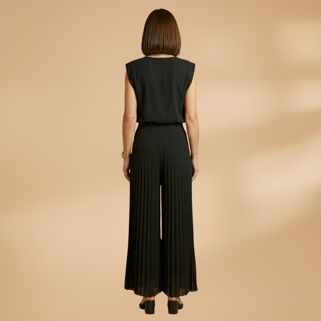 Two-Piece Set with Pleated Trousers and Flattering Fit for Women